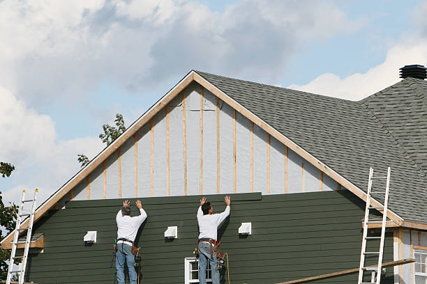 Professional Vinyl Siding technician working in Lakeview, WA